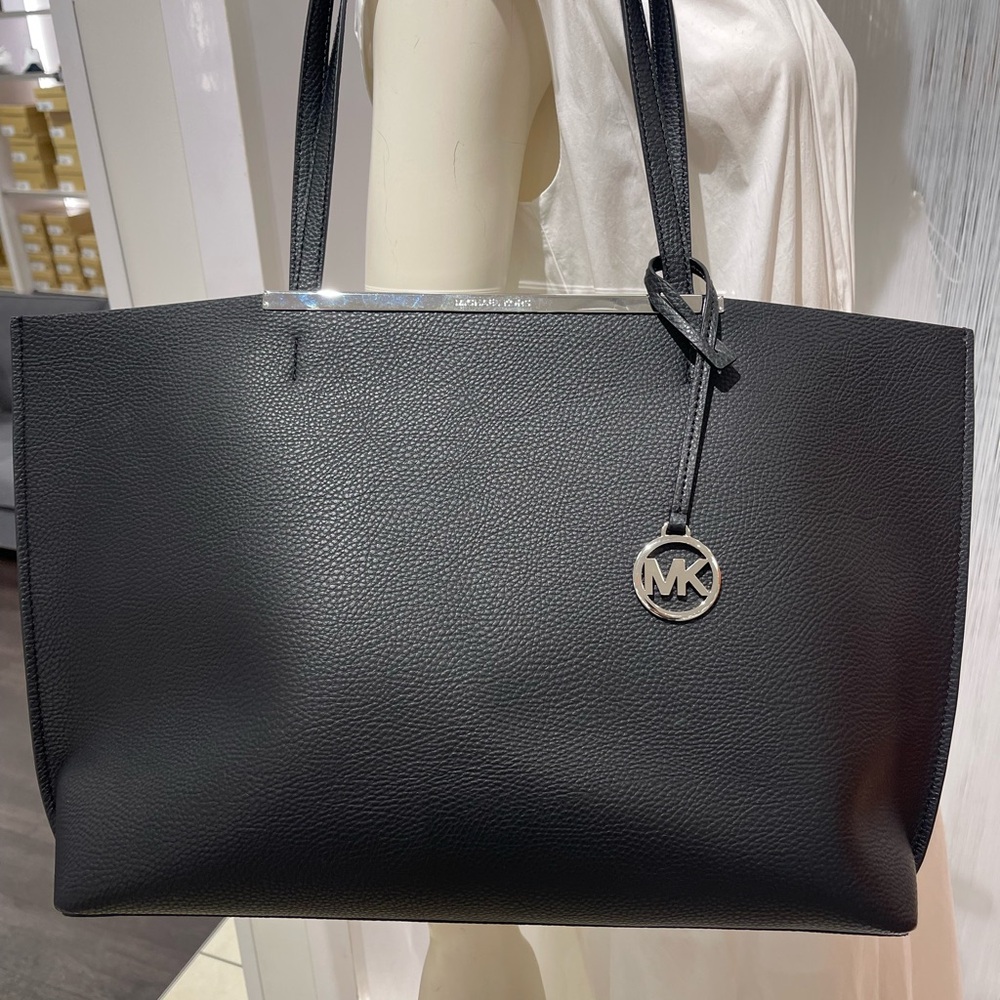 MICHAEL KORS
Evelyn Large EW Top Zip Shoulder Tote Bag 
Black 
NWT 

Live Style - Picture 8 of 16